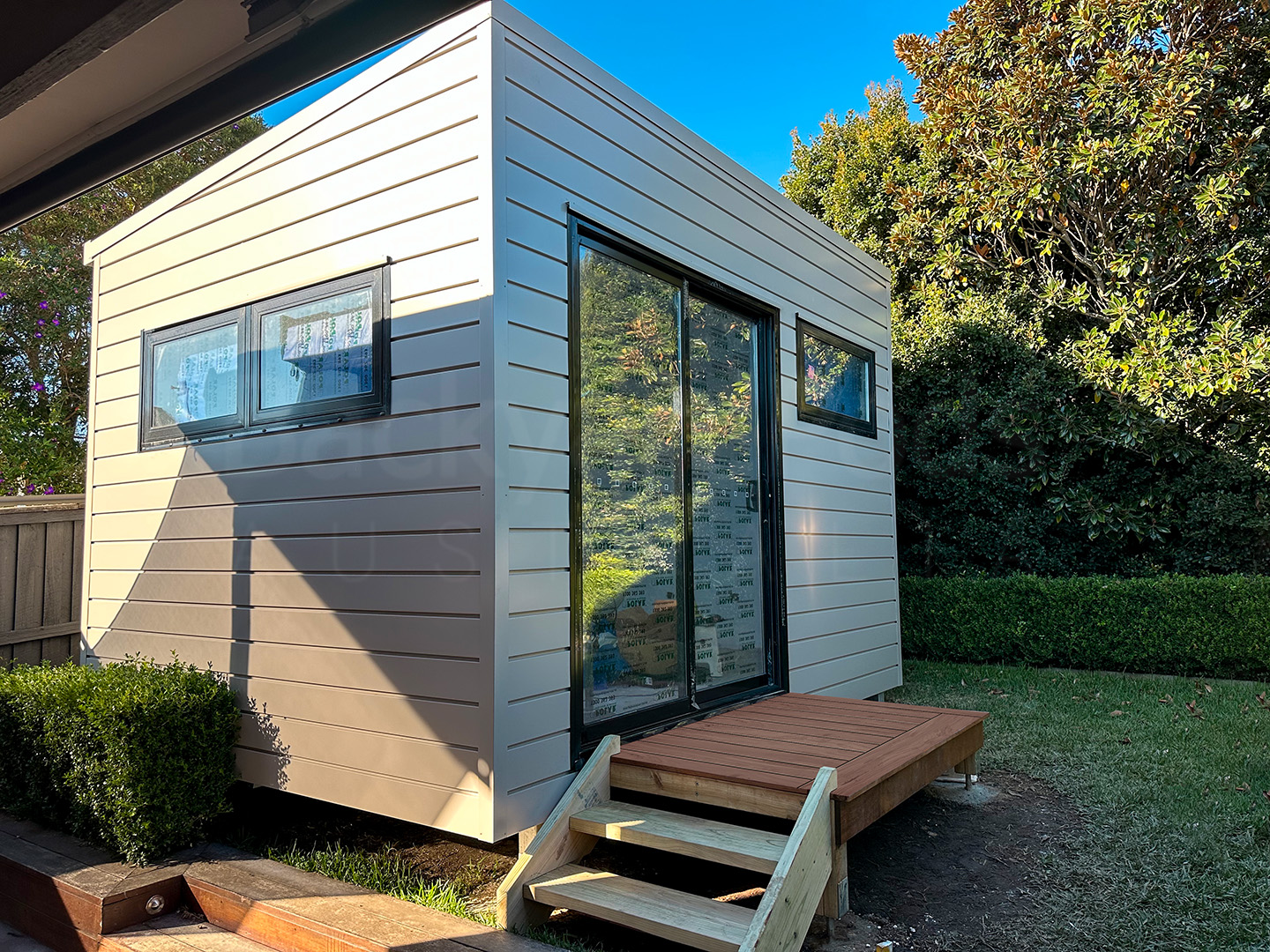 Portable backyard office pods Sydney - Five Dock pic 4 - front with steps