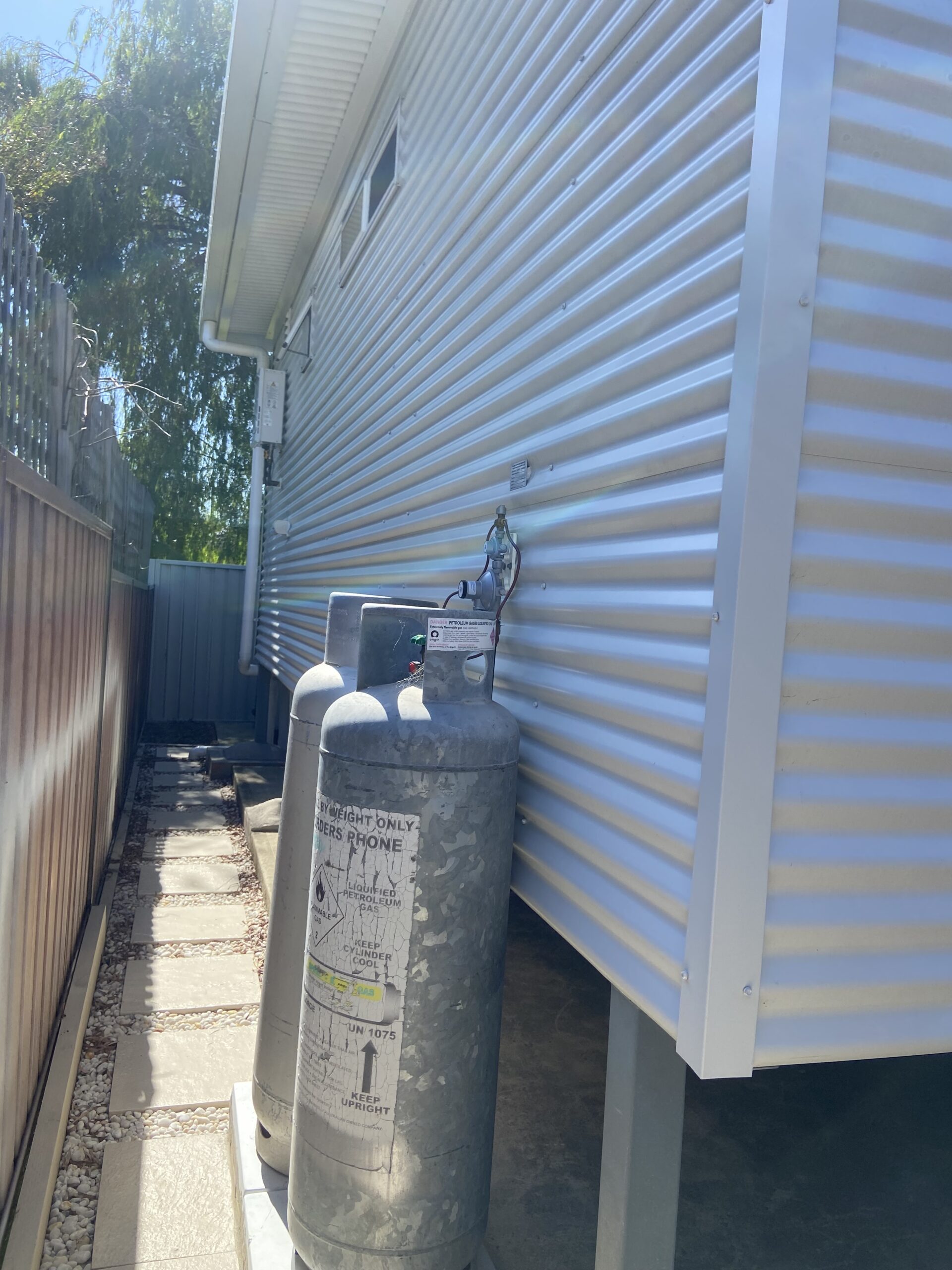 Granny flat Long Jetty - gas bottles external